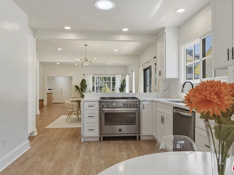 653 N West Knoll Dr — Photo 8