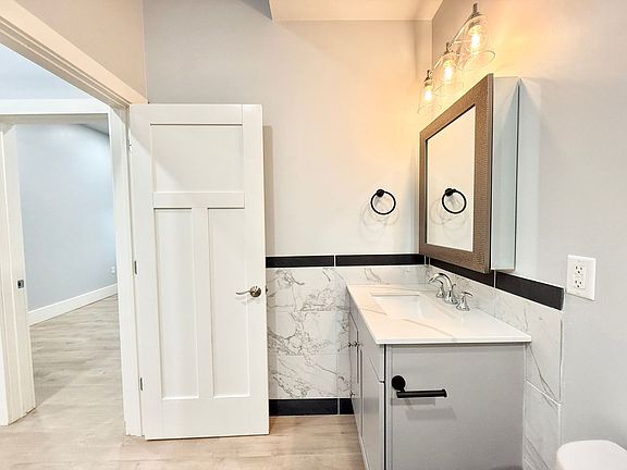 4th image of 19 SW Dorion Ave #301