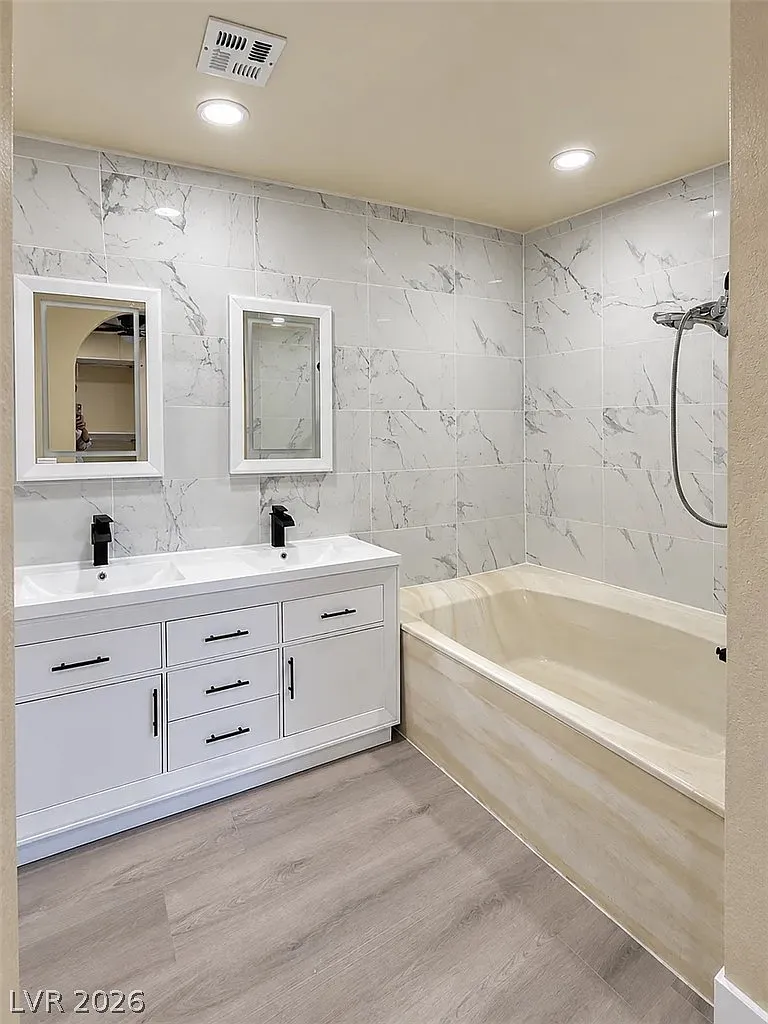3 bed, 2.0 bath, 1183 sqft, $2,100 — Photo 2
