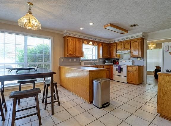 4th image of 331 Oxford Ct