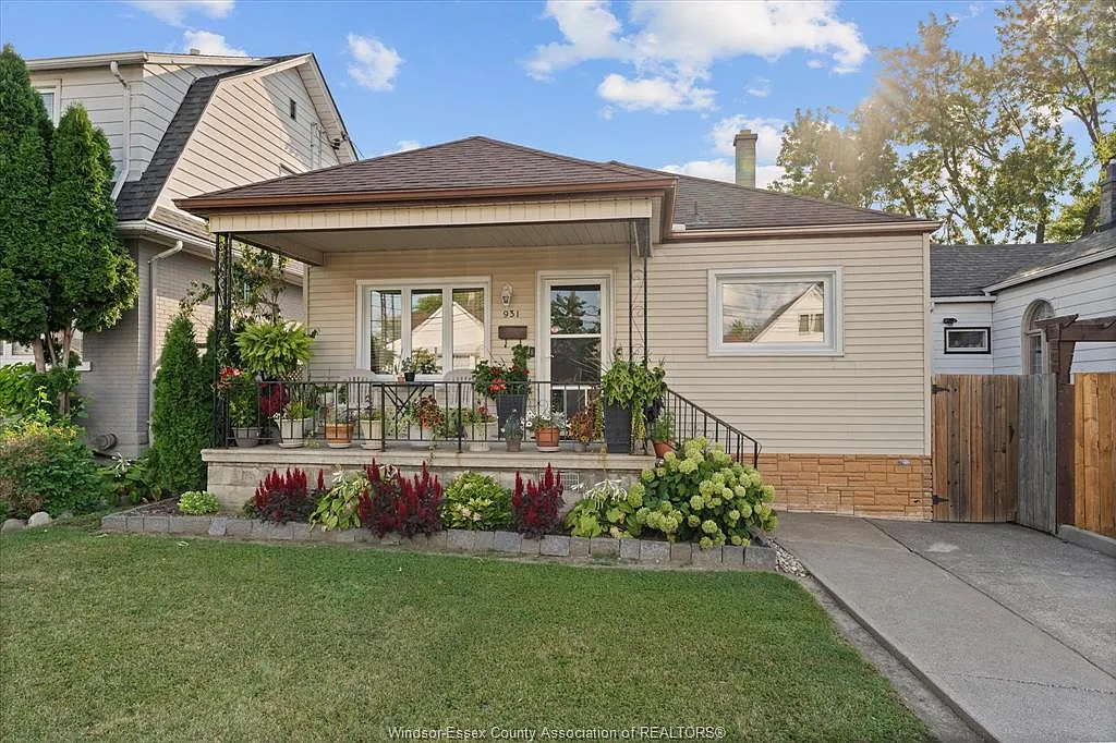 4 bed, $2,500 — Photo 1