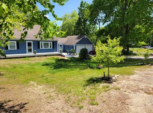2 School House Ln, Sandown, NH 03873