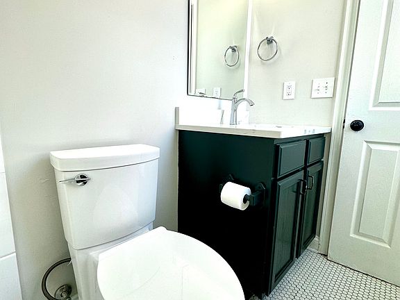 4th image of 2836 Claypole Ave