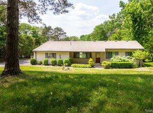 2460 Beachview Ln, West Bloomfield, MI 48324