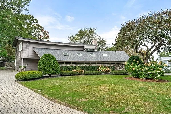 4 bed, 2.5 bath, 2924 sqft, $8,000 — Photo 2