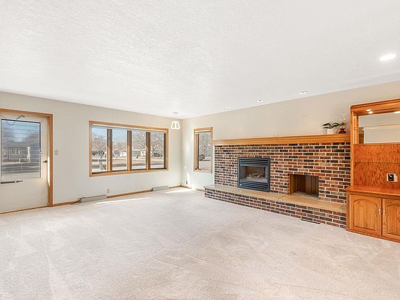 5th image of 400 Everette St