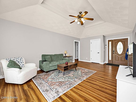4th image of 1007 Bryan Dr