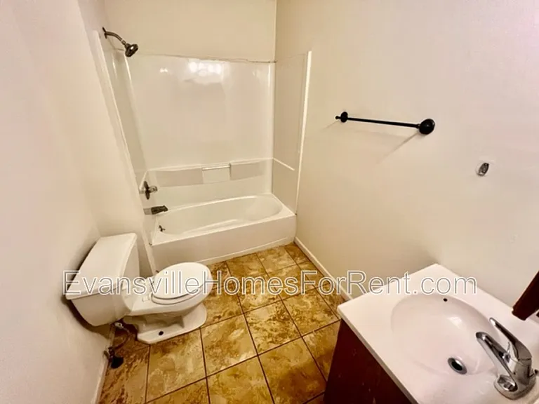 27 W Franklin St — Photo 9