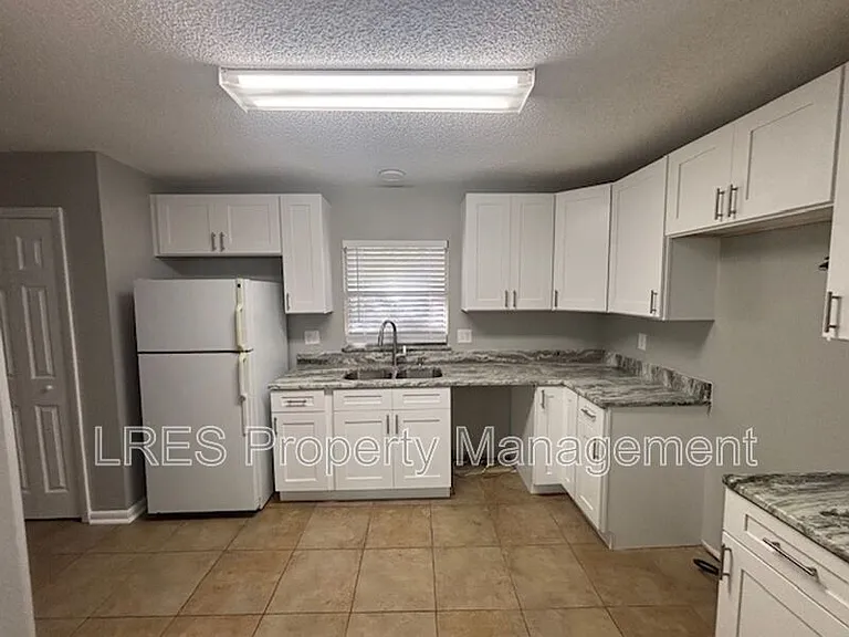 1004 Stout Ct — Photo 15