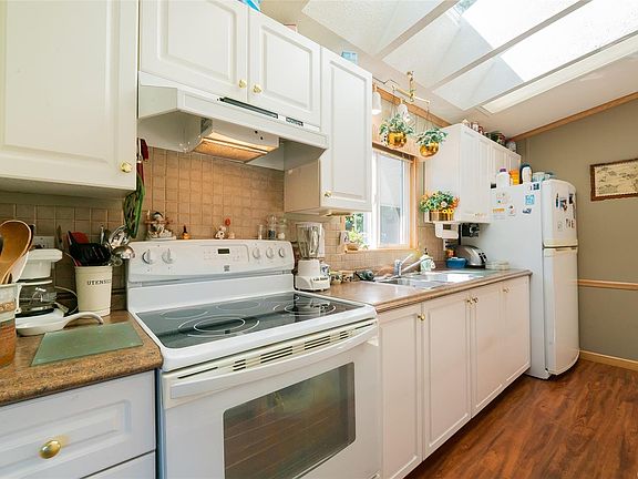5th image of 1046 Collier Cres