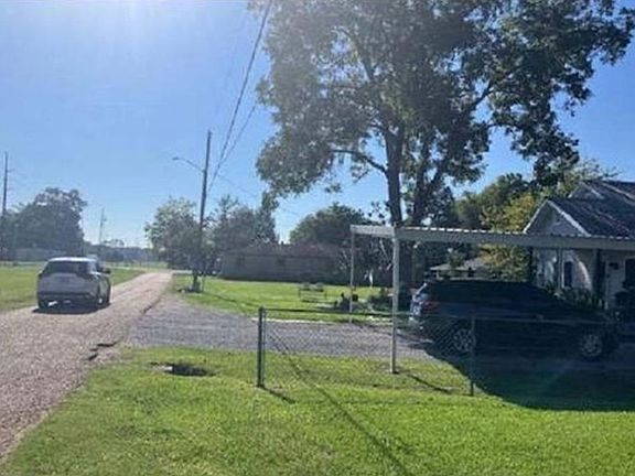 Exterior Neighborhood (street photo)