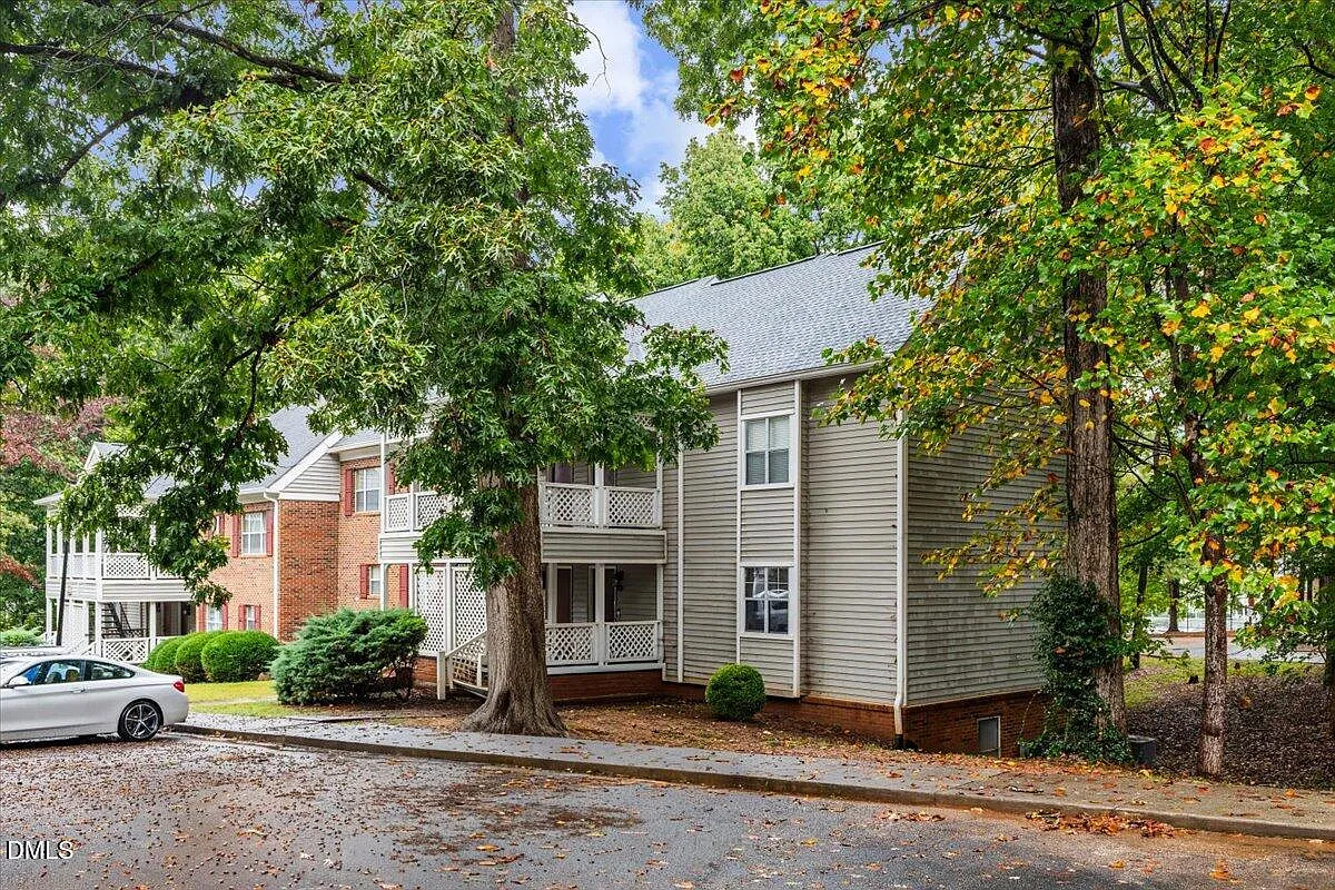 1 bed, 1.0 bath, 674 sqft, $1,300 — Photo 1