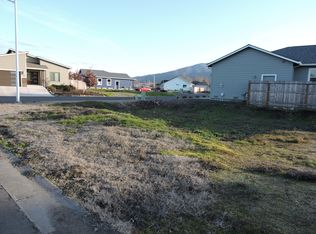 301 Oak Valley Dr, Talent, OR 97540