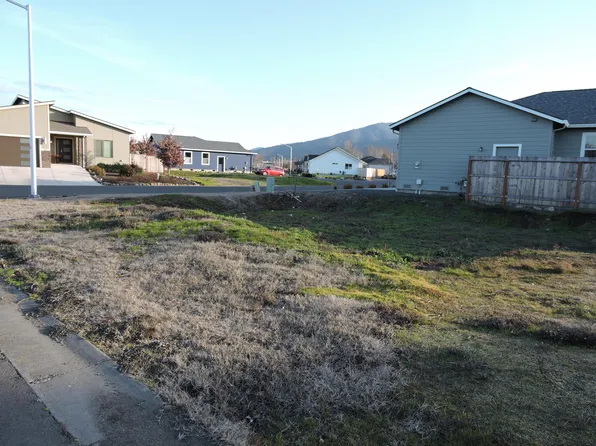 301 Oak Valley Dr, Talent, OR 97540