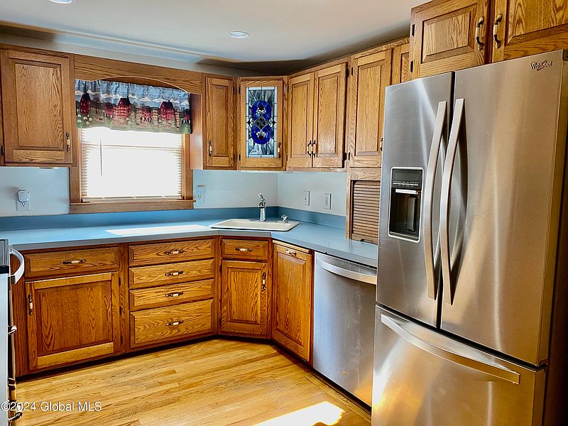 4th image of 43 Saratoga Avenue