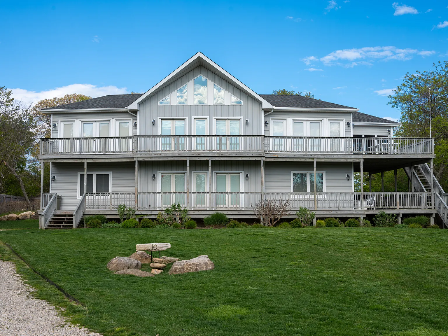 Montauk rental has it all. Close to the beach, elevator and pool — Photo 2