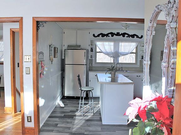 4th image of 453 Lakeside Dr