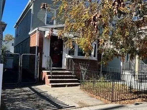 8950 204th St, Hollis, NY 11423