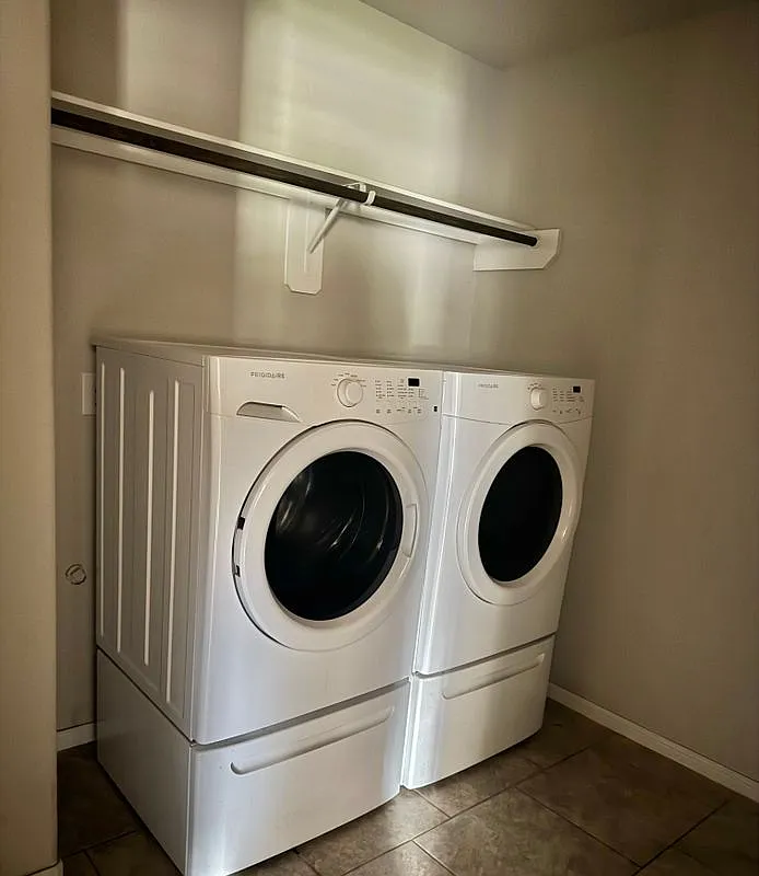 4 bed, 3.0 bath, 2398 sqft, $2,800 — Photo 3