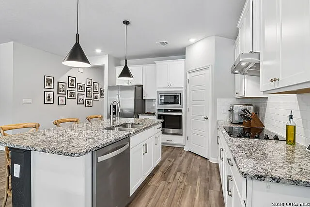 4 bed, 2.5 bath, 2035 sqft, $3,000 — Photo 3