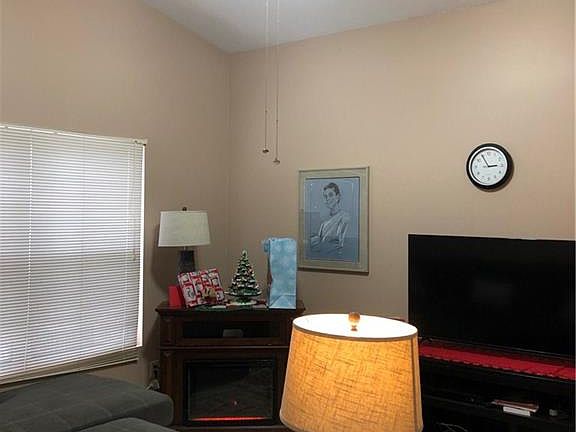 5th image of 418 Polk Manor Dr