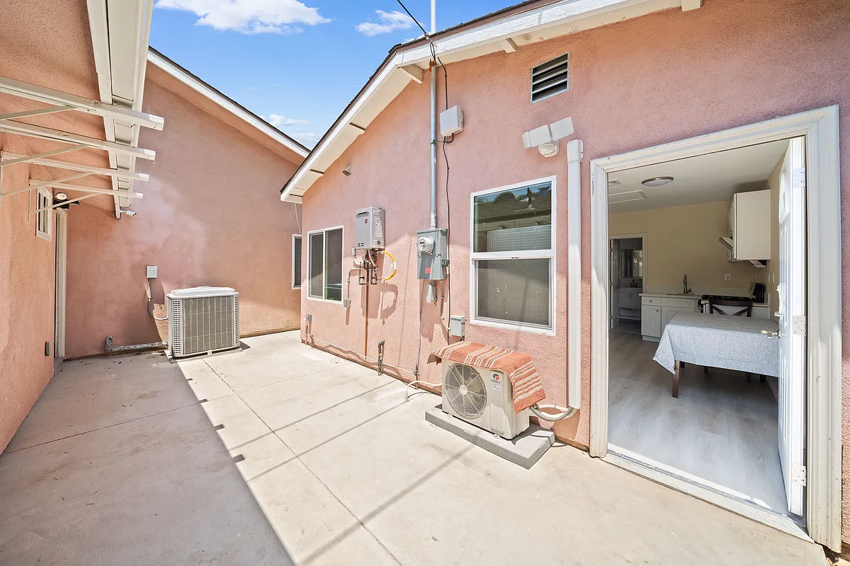 Building Photo - 2032 Victoria Dr #B