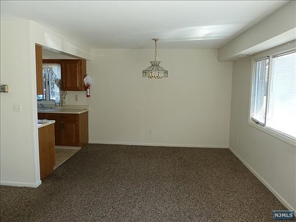 5th image of 385 Midland Ave APT 1