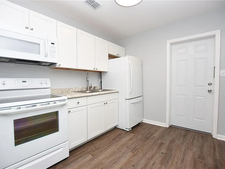 2445 Lakeview St — Photo 2