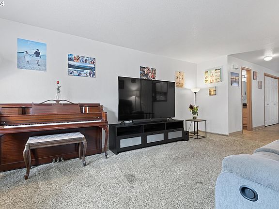 2nd image of 693 32nd St Unit 6