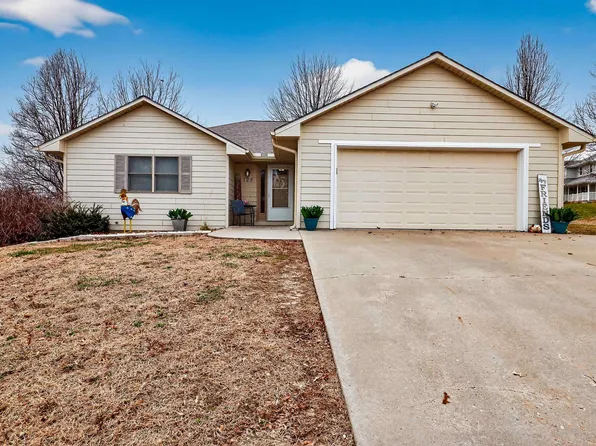 125 Shelby Dr, Holton, KS 66436