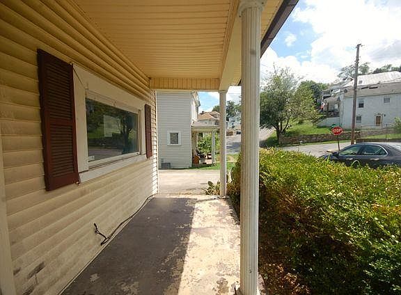 2nd image of 1030 12th St SE