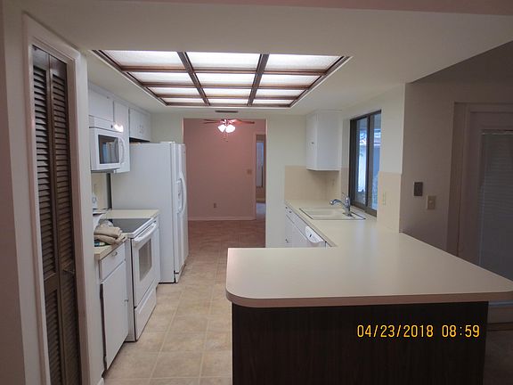 Kitchen with Breakfast Bar