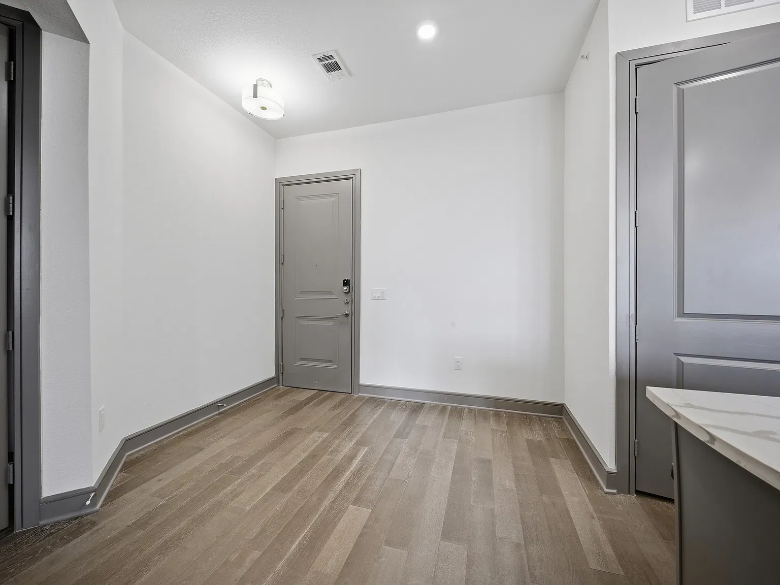 1 bed, 835 sqft, $1,800 — Photo 4