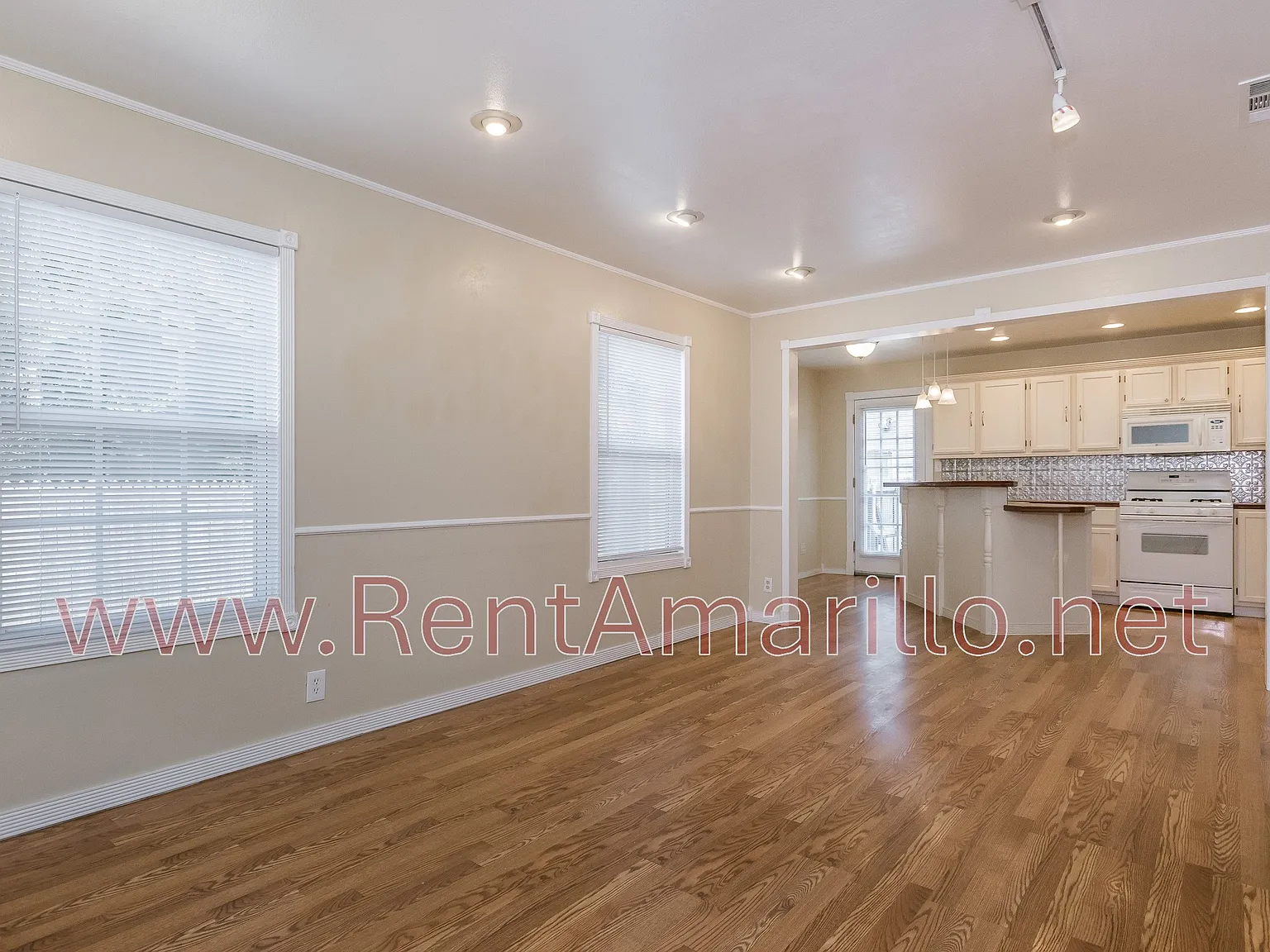 2 bed, 806 sqft, $1,350 — Photo 2