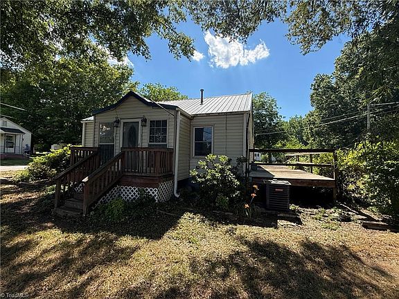 2nd image of 811 Leonard Rd