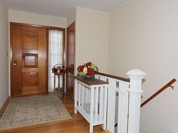 2nd image of 2403 Evergreen St