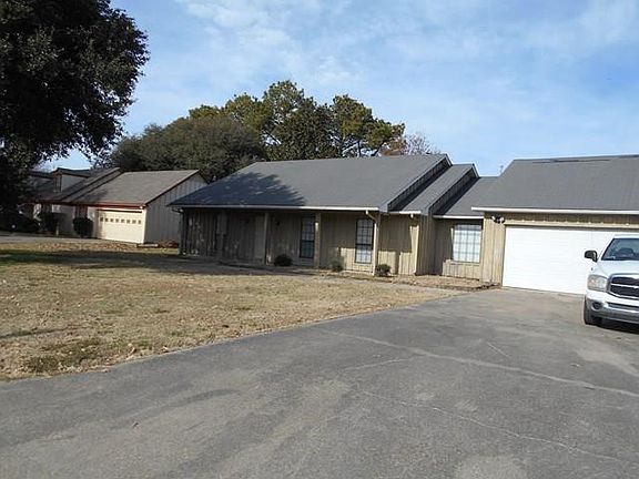 4th image of 584 Lake Manor Dr