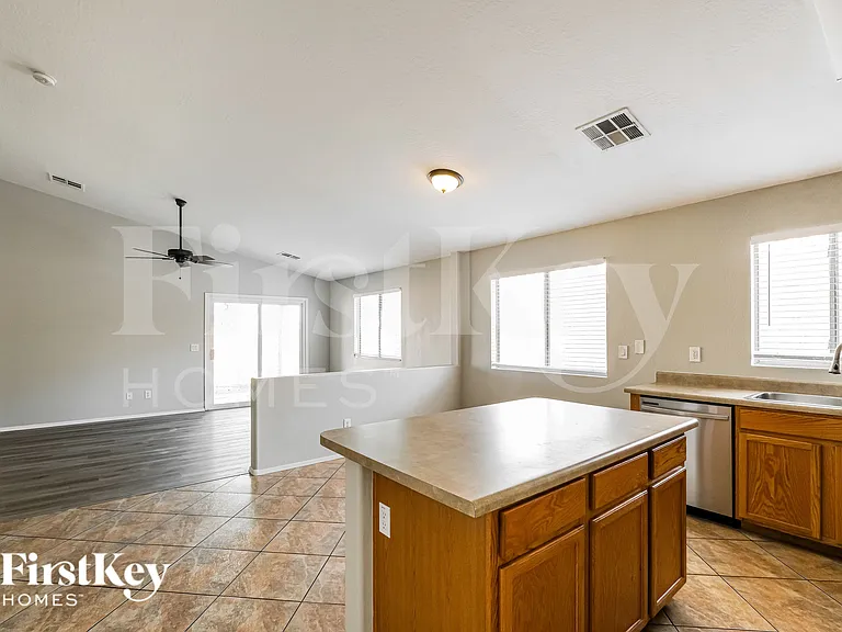 1820 S 106th Ln — Photo 7
