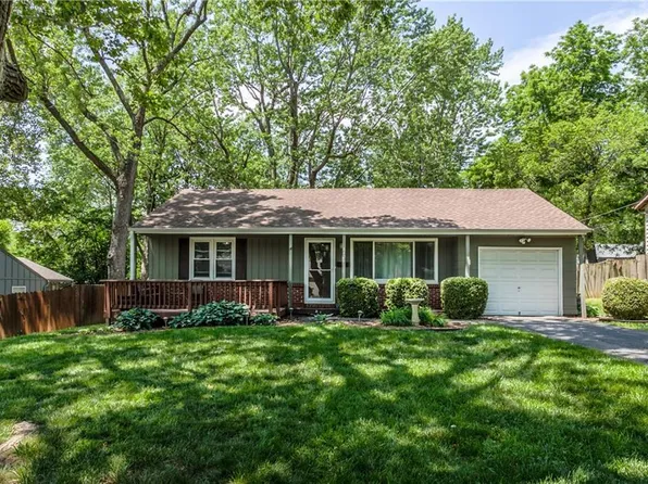 8428 Walmer St, Overland Park, KS 66212