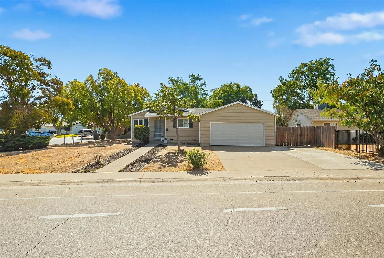 3 bed, 1319 sqft, $2,550 — Photo 1