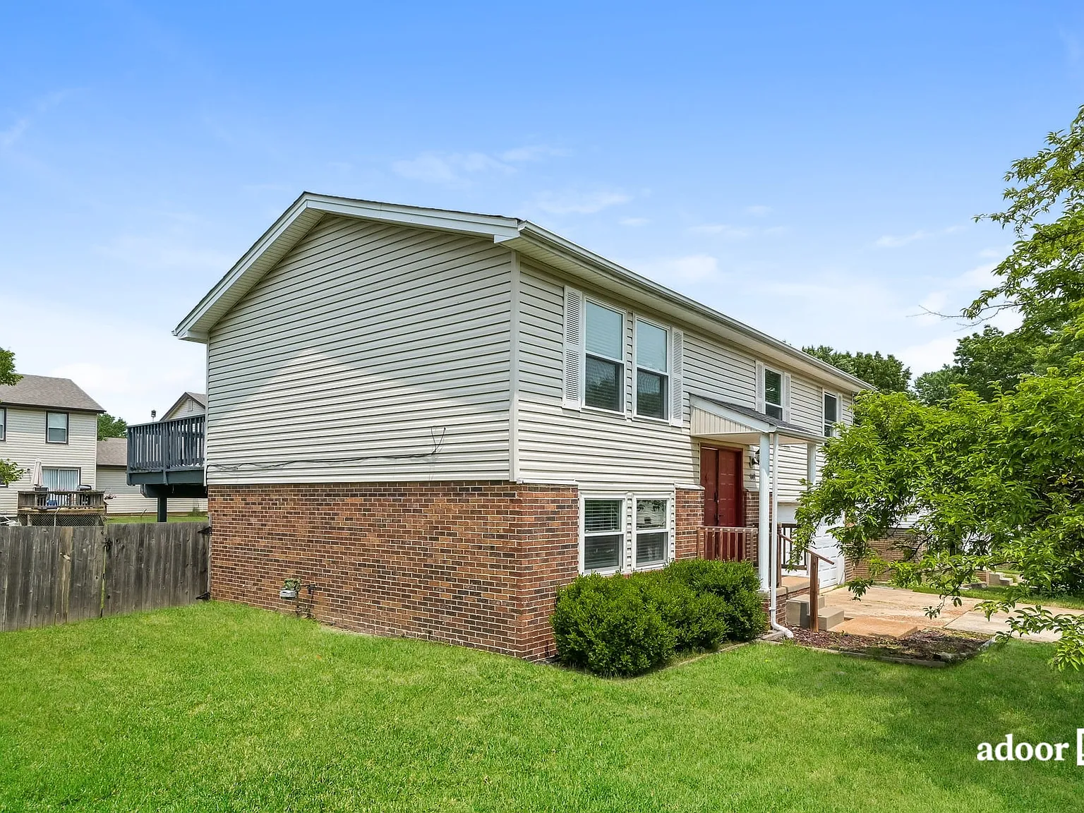 3 bed, 2.0 bath, 1056 sqft, $2,075 — Photo 2