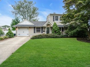 29 Crystal Ln, Westbury, NY 11590