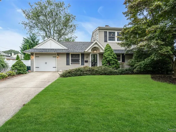 29 Crystal Lane, Westbury, NY 11590