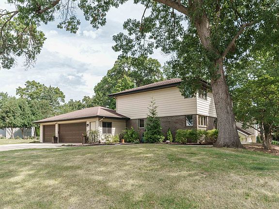 3rd image of 3305 Essex Dr