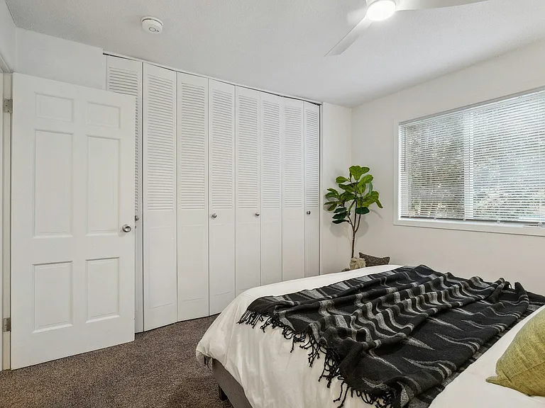 Wayzata Lake Apartments — Photo 22