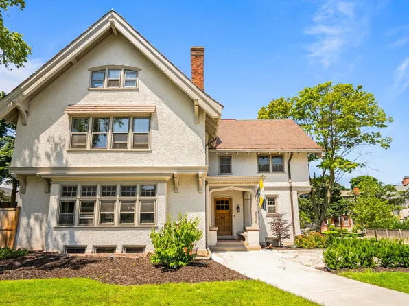 2928 East Kenwood BOULEVARD, Milwaukee, WI 53211