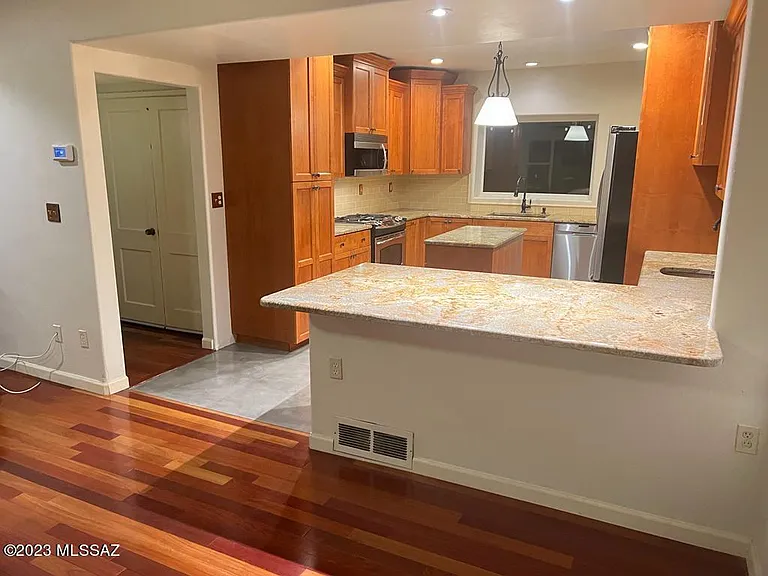 2420 E 5th St — Photo 10
