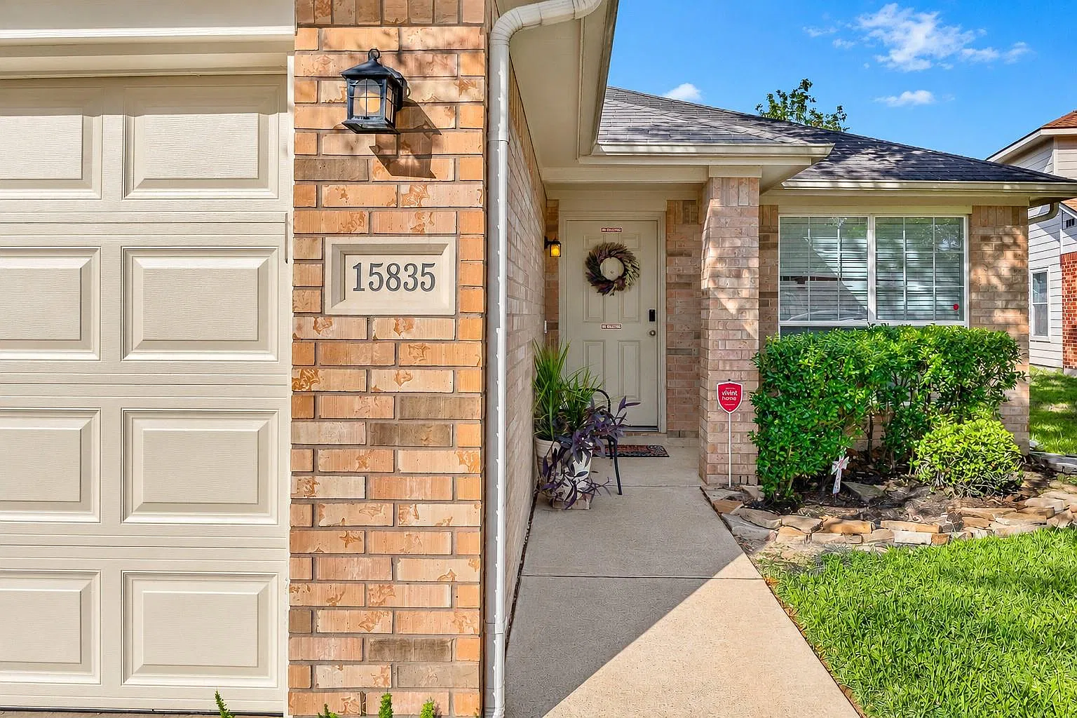 4 bed, 2.0 bath, 1745 sqft, $2,200 — Photo 2