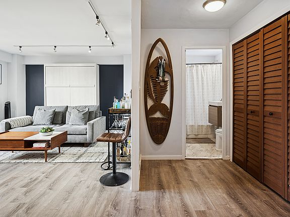 3rd image of 2909 N Sheridan Rd APT 1001