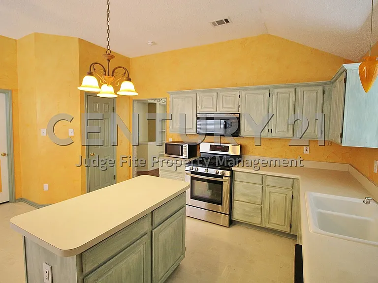 2305 Valley Creek Dr — Photo 5